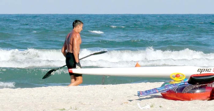 
    Bronzat şi relaxat, Radu Mazăre  şi-a petrecut weekendul  la Mamaia, cu caiacul în valuriFoto: Blitz  