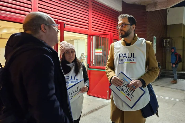 Paul Ispas a strâns semnături pe stradă FOTO: FB
