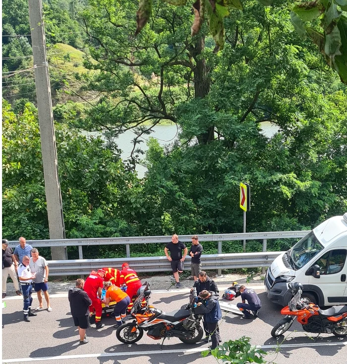 Accident pe Valea Oltului în Tuțulești Racovița din județul Vâlcea pe DN7 Foto Nicolae Mărunțelu