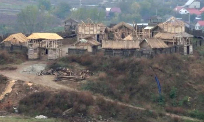 Unic în România  O cetate dacică, cu locuri de cazare ca acum 2000 de ani, se ridică din temelii la Drăgăneşti Olt jpeg