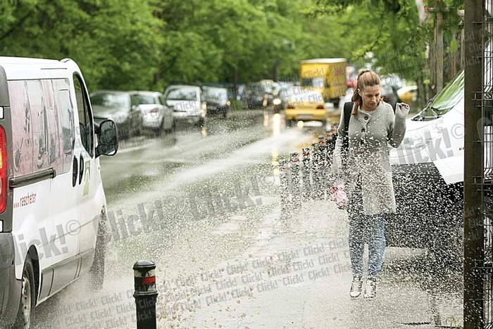 Oamenii au aşteptat mai mult în staţii, fiindcă transportul în comun a avut de suferit din cauza ploii de ieri (Fotografii: Dorin Constanda)