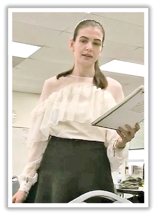 Se îmbracă elegant  şi la catedră