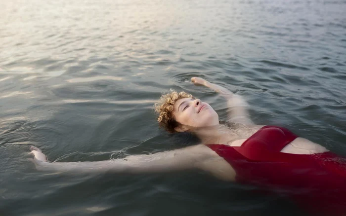Înotul în ape reci poate aduce beneficii sănătății. Foto: Freepik.com