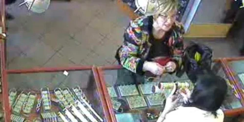 Femeia care a furat lanţuri a fost filmată cu camere video
