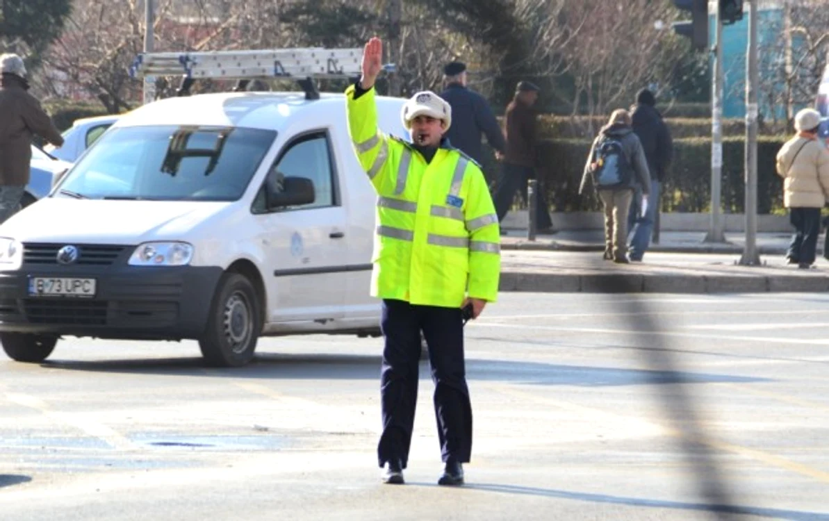 
    Polițiștii sunt în zona restricționată ca să dirijeze circula  