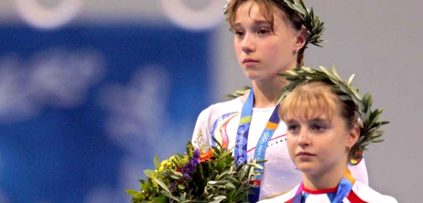 Monica Roşu (stânga), pe vremea când avea o carieră de gimnastă