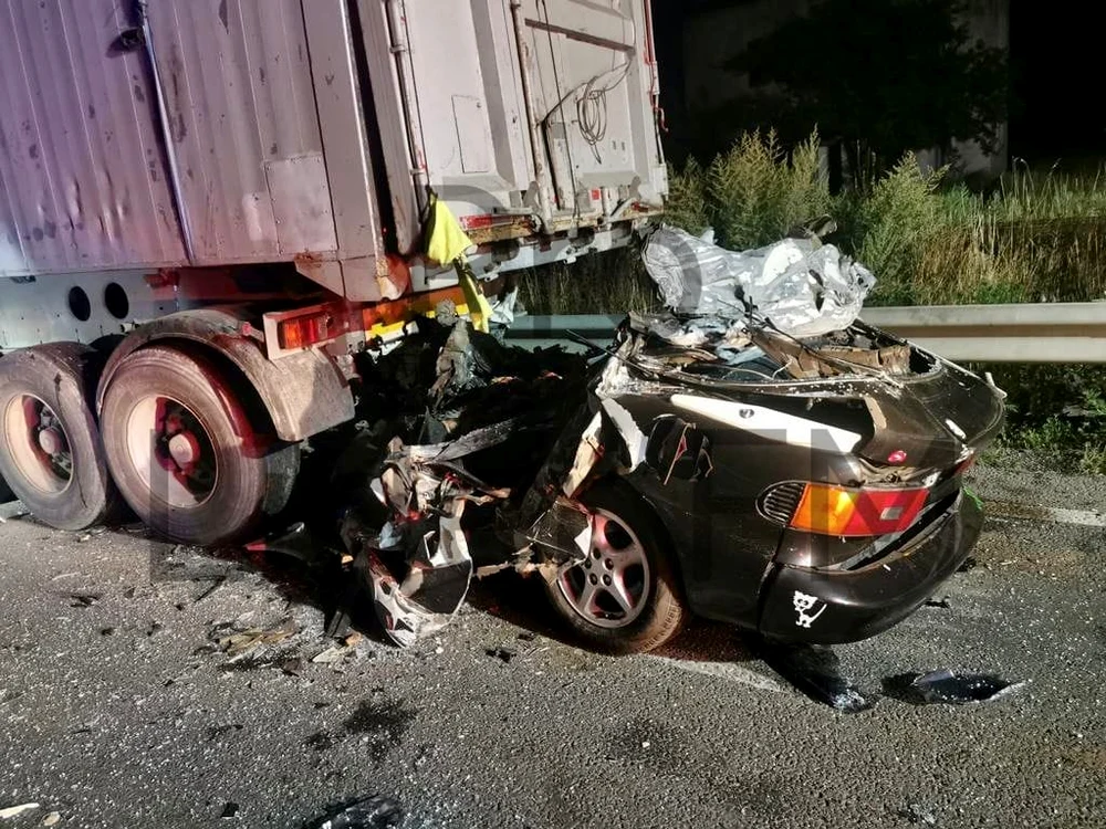 Șoferul ucrainean s-a izbit cu mașina de un tir aflat în staționare FOTO: Pro Lider FM