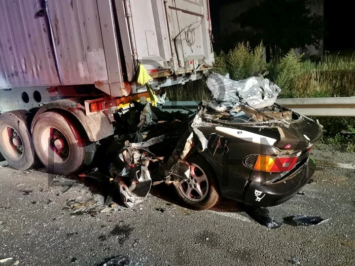 Șoferul ucrainean s-a izbit cu mașina de un tir aflat în staționare FOTO: Pro Lider FM