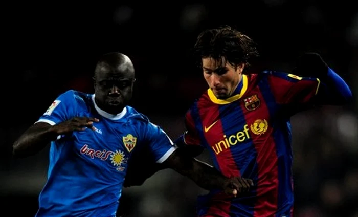 Camerunezul, într-um meci contra Barcelonei, pe când juca la Almeria. Foto Profimedia