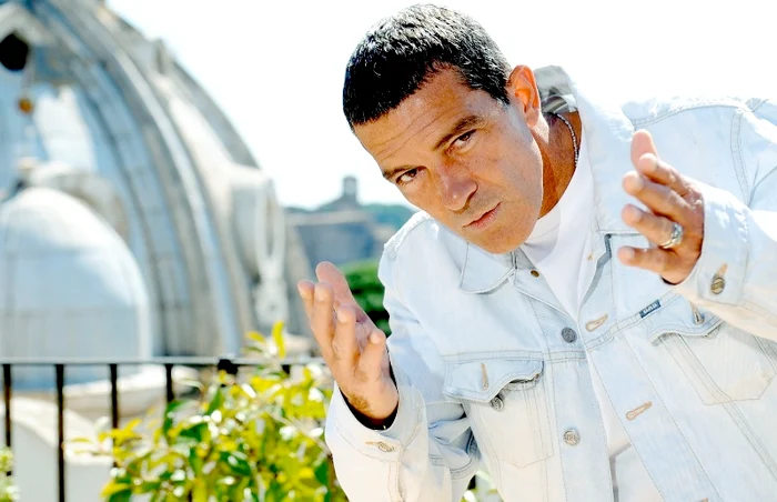 Antonio Banderas a fost surprins recent în vacanţă în Sicilia