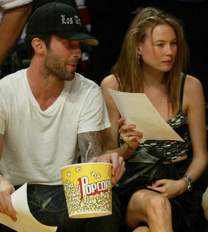 Adam Levine şi modelul Behati Prinsloo (foto Splash)