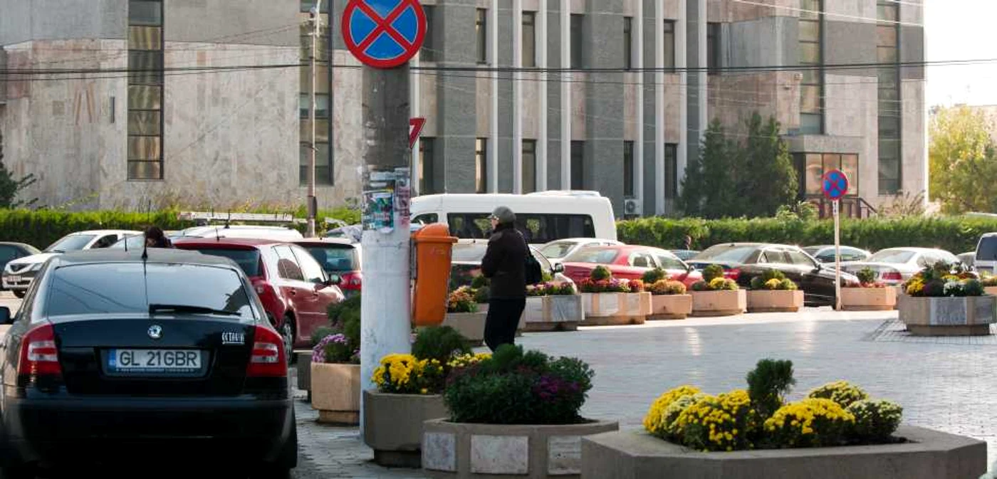 Maşină parcată ilegal în faţa Tribunalului Galaţi