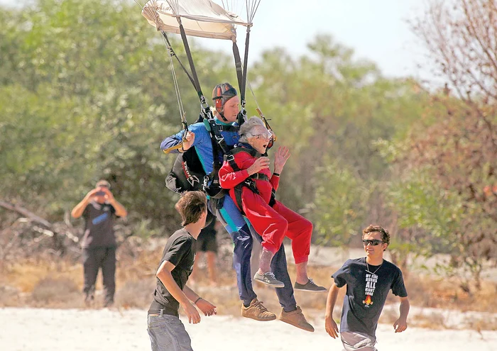 Georgina a efectuat primul salt cu paraşuta la vârsta de 92 de aniFoto: AP
