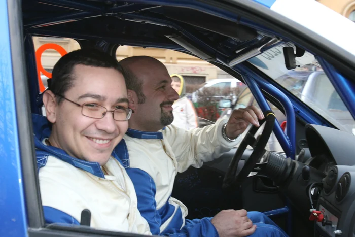 Lui Victor Ponta Îi plac motoarele. A fost copilot la raliuri, până în 2010 când s-a răsturnat de câteva ori cu mașina de curse