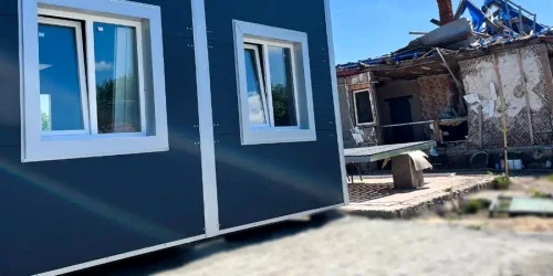 Case modulare construite de o firmă ucraineană pentru familiile rămase fără case FOTO HOMErs