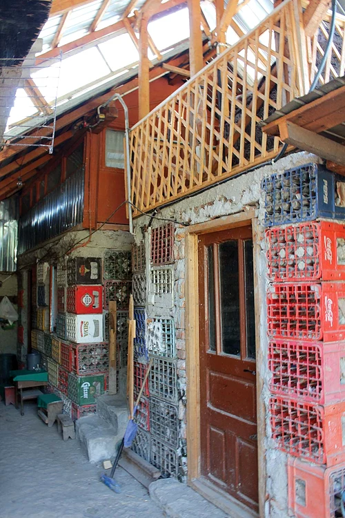 În vila făcută din lăzi pline cu sticle locuieşte fiul lui Vasile