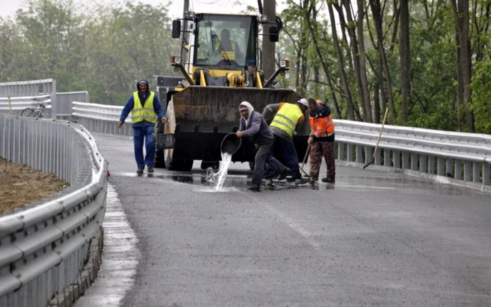Muncitorii se pregătesc petnru inaugurarea noului pod de la Dridu FOTO Independent de Ialomiţa