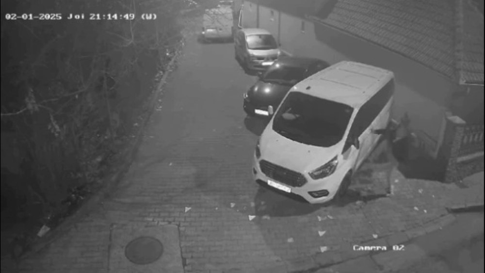 Un tânăr a vandalizat aproximativ 15 maşini pe o stradă din Alba-Iulia. Unele surse afirmă că ar fi fost drogat
