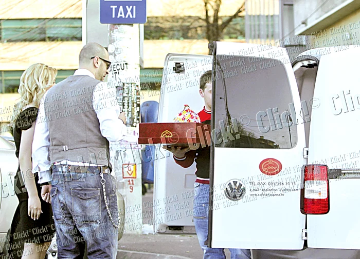 Solistul a ieşit pe  stradă pentru a ridica  tortul fetiţei sale