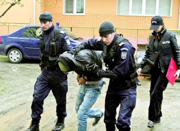 Membrii grupării infracţionale provin din Slatina...