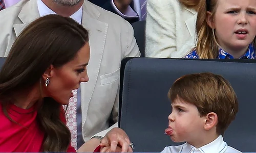 Louis scoate limba jpg