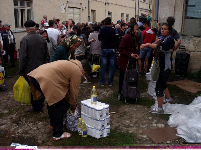 Oamenii fac cozi la ajutoarele alimentare de la Uniunea Europeană