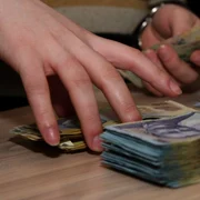 Banii au fost luaţi cu uşurinţă de escroci