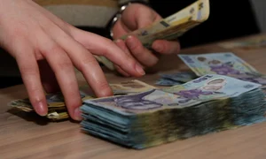 Banii au fost luaţi cu uşurinţă de escroci