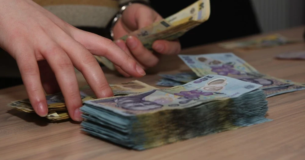 Falși preoți și directori, trimiși în judecată după ce au înșelat un bătrân bolnav cu 300.000 de euro. Modul diabolic în care au acționat