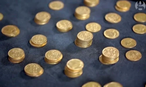 O comoară formată din 913 monede de aur, descoperită într un pian / VIDEO jpeg