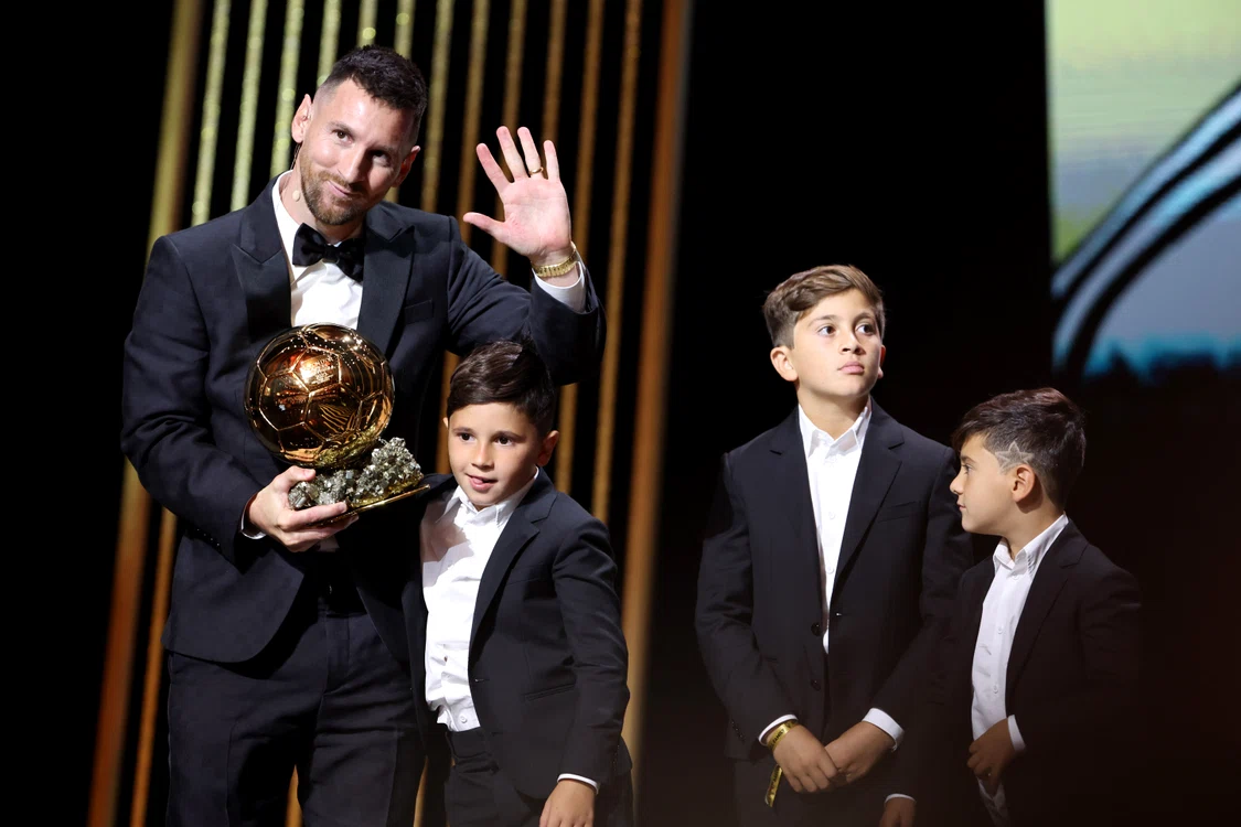 Leo Messi a sărbătorit Balonul de Aur cu cei trei fii ai săi (FOTO: Getty Images)