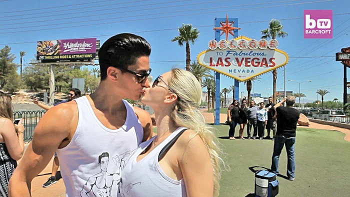 Cei doi se sărută extrem de rar pentru că îşi pot sparge dinţii din porţelan