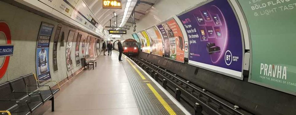 Noua distracție a englezilor în tren: volane din carton pentru a stimula distracţia pasagerilor