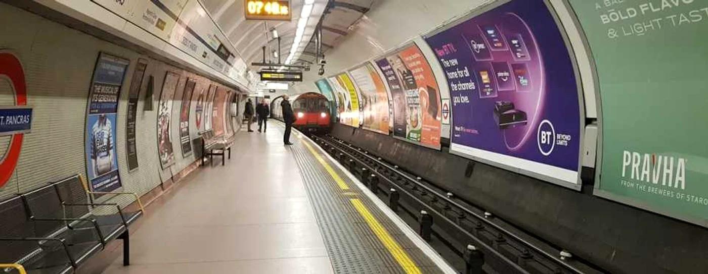 Stație de tren în Londra Foto Tavi Herţa