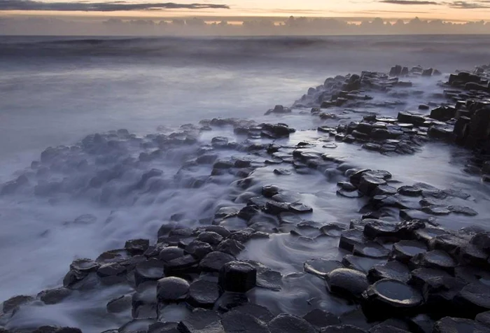 Giants Causeway, un peisaj tipic folosit în serialul „Urzeala Tronurilor” FOTO odysseycoachtours.co.uk