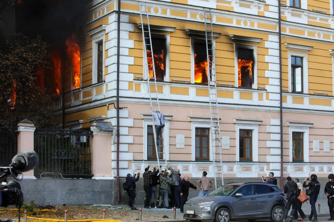 Persoane încearcă să scape din clădirea Academiei Naționale de Științe, cuprinsă de flăcări în urma unui atac cu dronă rusească la Kiev
