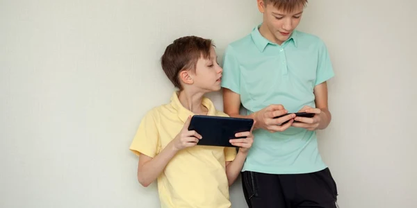 Copii copil cu smartphone si tableta internet online FOTO Shutterstock