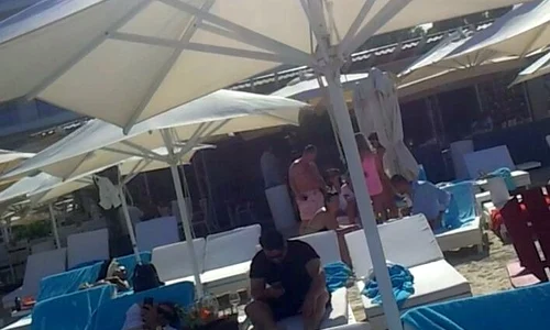 Odrasla lui Borcea nu şi a dat jos hainele la plajă jpeg