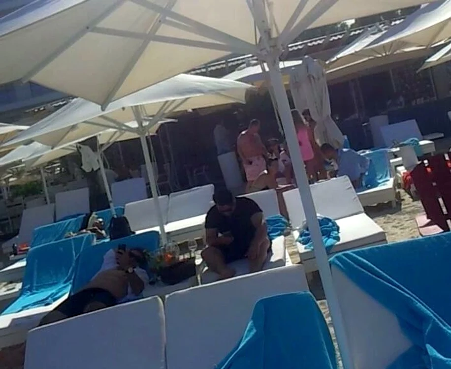 Odrasla lui Borcea nu şi-a dat jos hainele la plajă