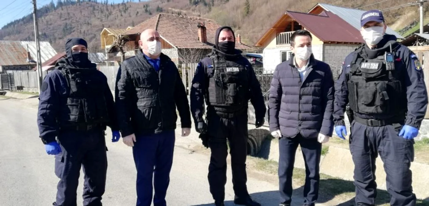 FOTO: Comuna argeşeană Godeni, flancată de jandarmi. Localitatea a fost închisă aseară