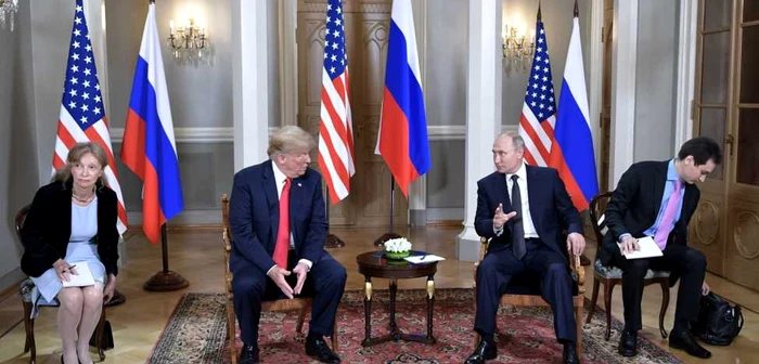 Donald Trump şi Vladimir Putin, alături de traducătorii lor, în timpul întrevederii de la Helsinki