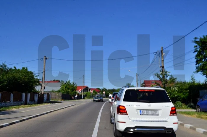 După o jumătate de kilometru pe drumul greşit, conducătorii alaiului au cerut indicaţii