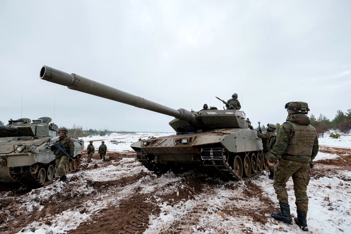 Tancuri Leopard 2 la un exercițiu al NATO din februarie 2018 în Letonia Foto Shutterstock