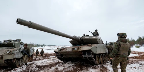 tancuri leopard 2 la exercitiu nato foto shutterstock 2253051557 jpg