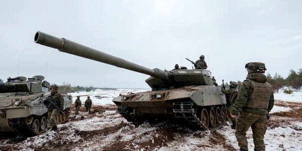 tancuri leopard 2 la exercitiu nato foto shutterstock 2253051557 jpg