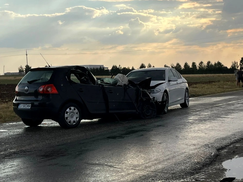 In urma impactului, o persoană a suferit răni şi a necesitat transport la spital FOTO: amator