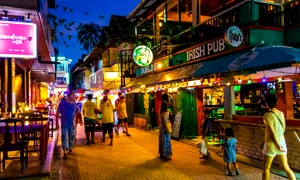 Stradă cu restaurante și baruri, pe insula Koh Phi Phi Don, Thailanda FOTO Shutterstock