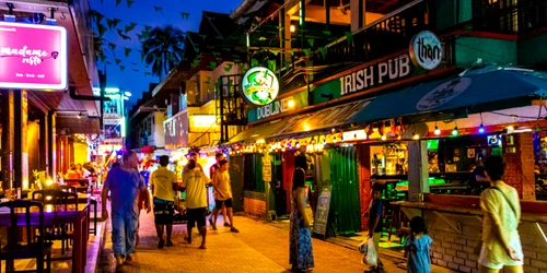 Stradă cu restaurante și baruri, pe insula Koh Phi Phi Don, Thailanda FOTO Shutterstock
