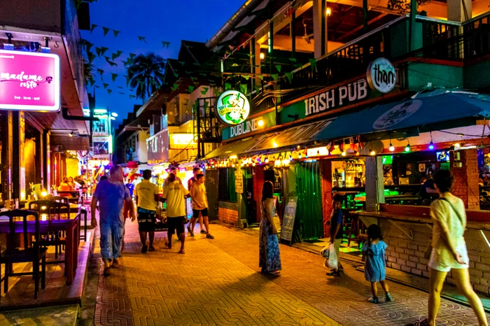 Stradă cu restaurante și baruri, pe insula Koh Phi Phi Don, Thailanda FOTO Shutterstock