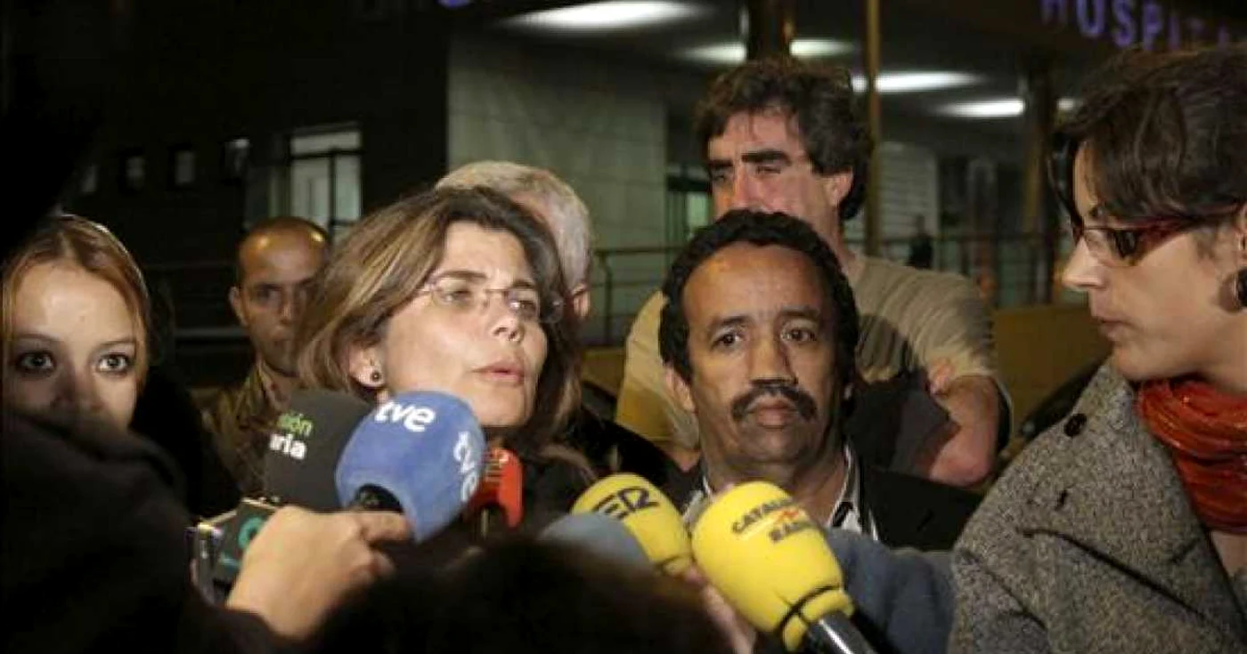 Aminatu Haidar face greva foamei pentru a convinge autorităţile să-i permită întoarcerea în ţară